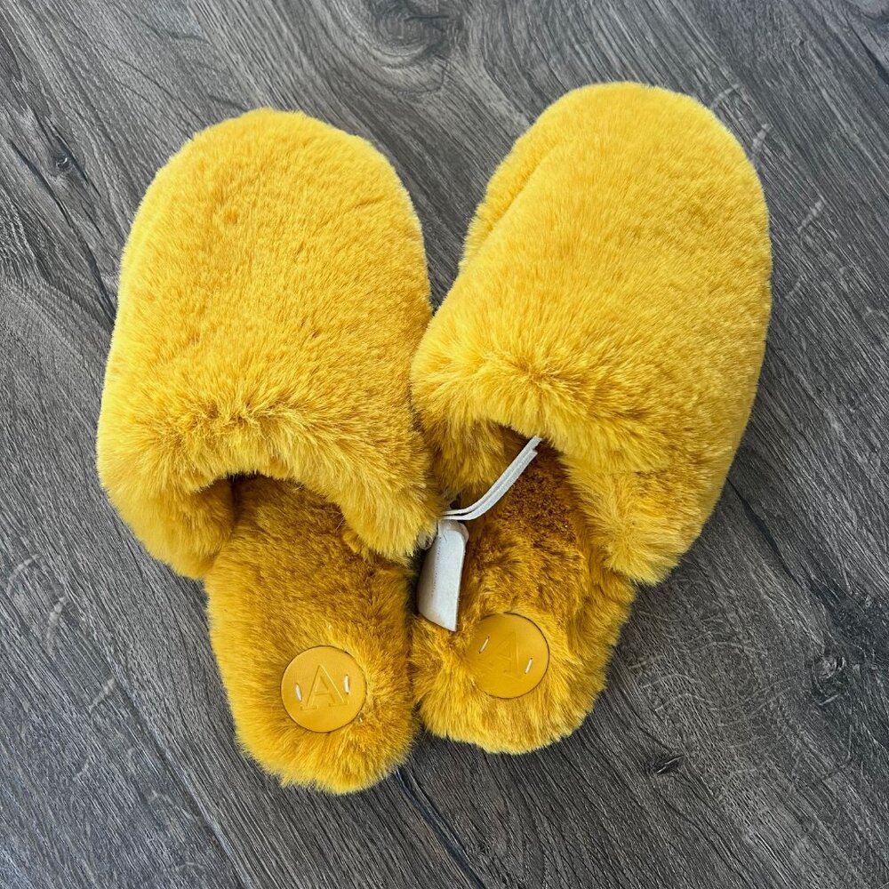 NWT Anthropologie Mustard Couldn’t Be Cozier  Women’s Faux Fur Slippers Size M/L